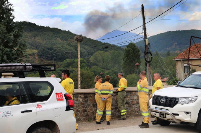 La Montaña Palentina vive con incertidumbre el cambiante incendio de Resoba