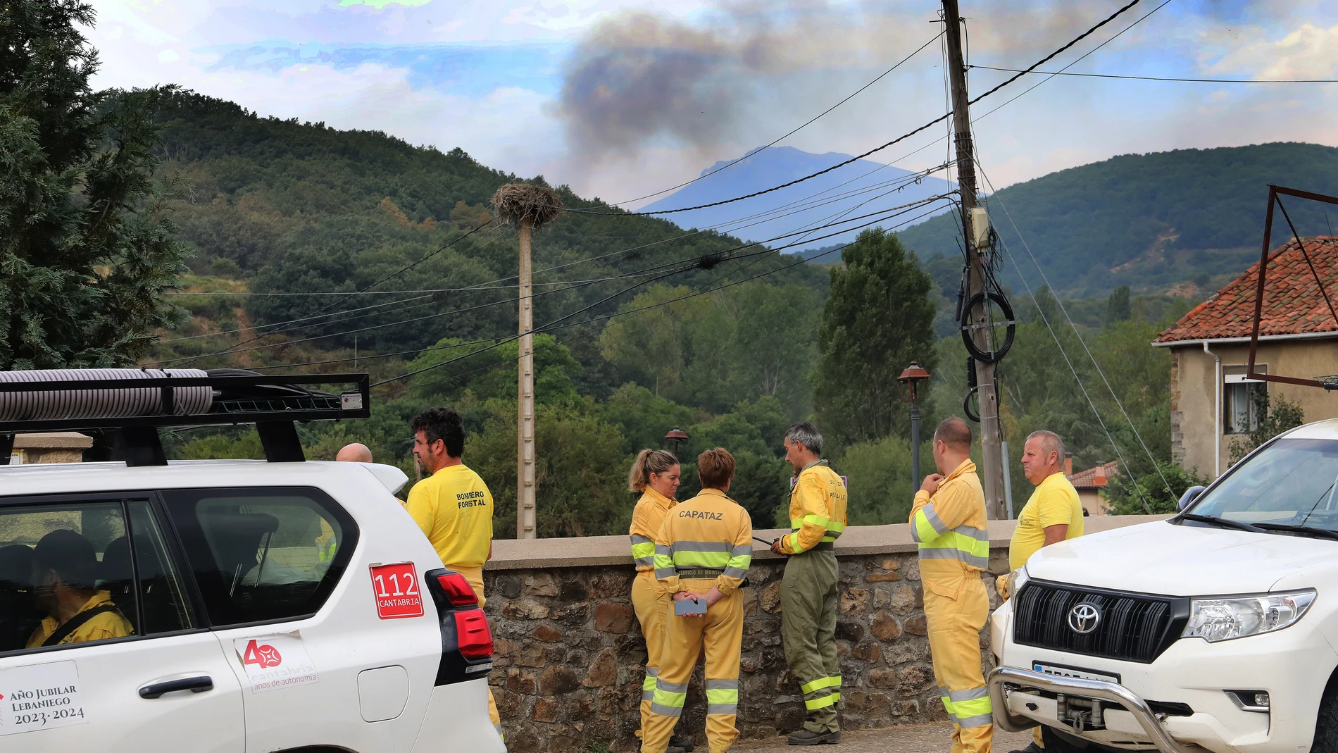La Montaña Palentina vive con incertidumbre el cambiante incendio de Resoba