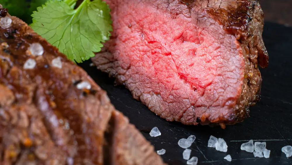 Por qué hay que tirar sal sobre las brasas del asado y para qué sirve