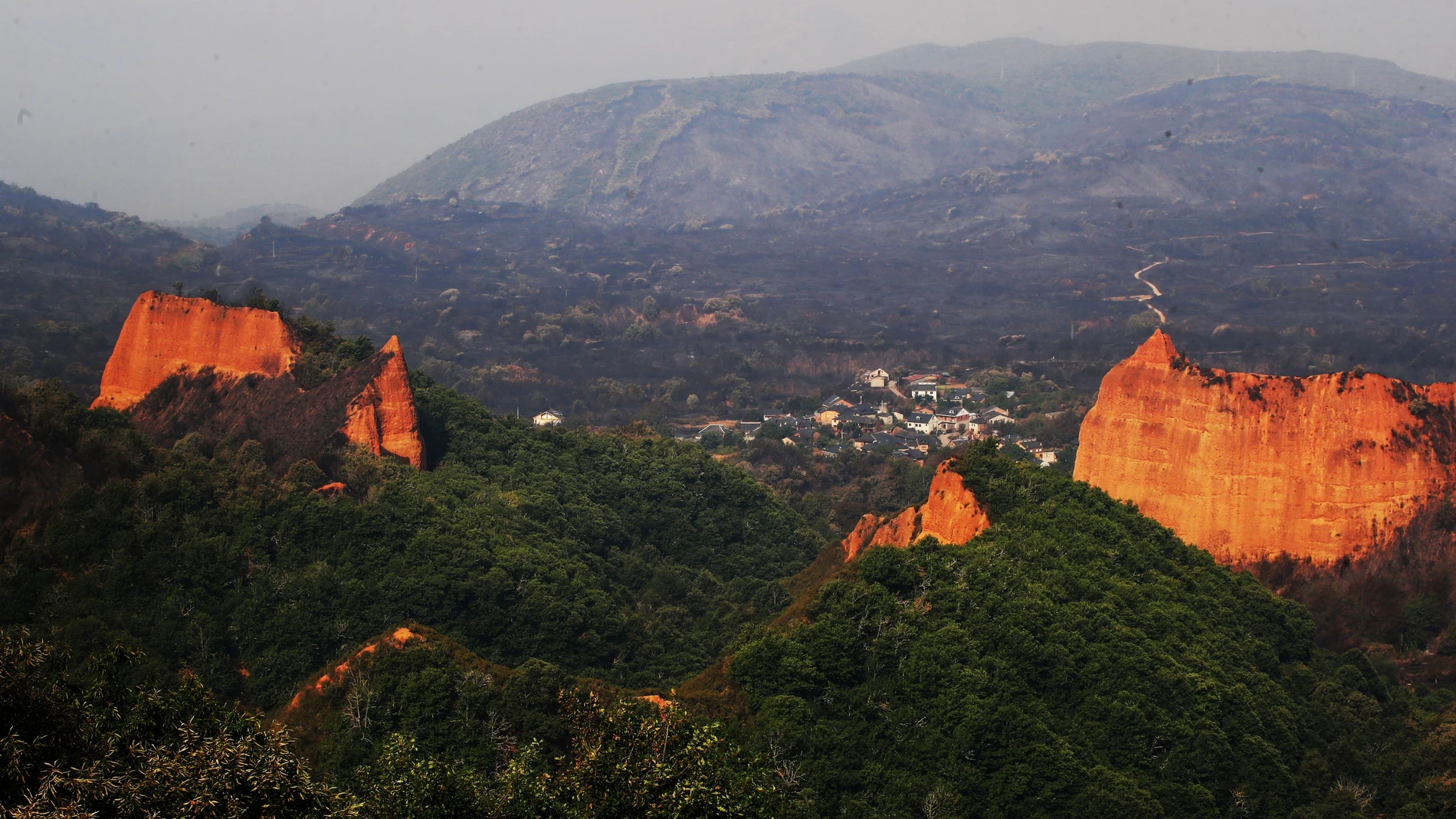 MIRADOR DE ORELLÁN (LEÓN), 13/08/2025.- Vista de una paraje quemado desde del Mirador de Orellán, una de las infraestructuras afectadas por el incendio en Las Médulas, Orellán y Carucedo, este miércoles. EFE/Ana F. Barredo