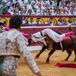 Roca Rey desafía al peligro en Huesca y sufre dos espeluznantes cogidas