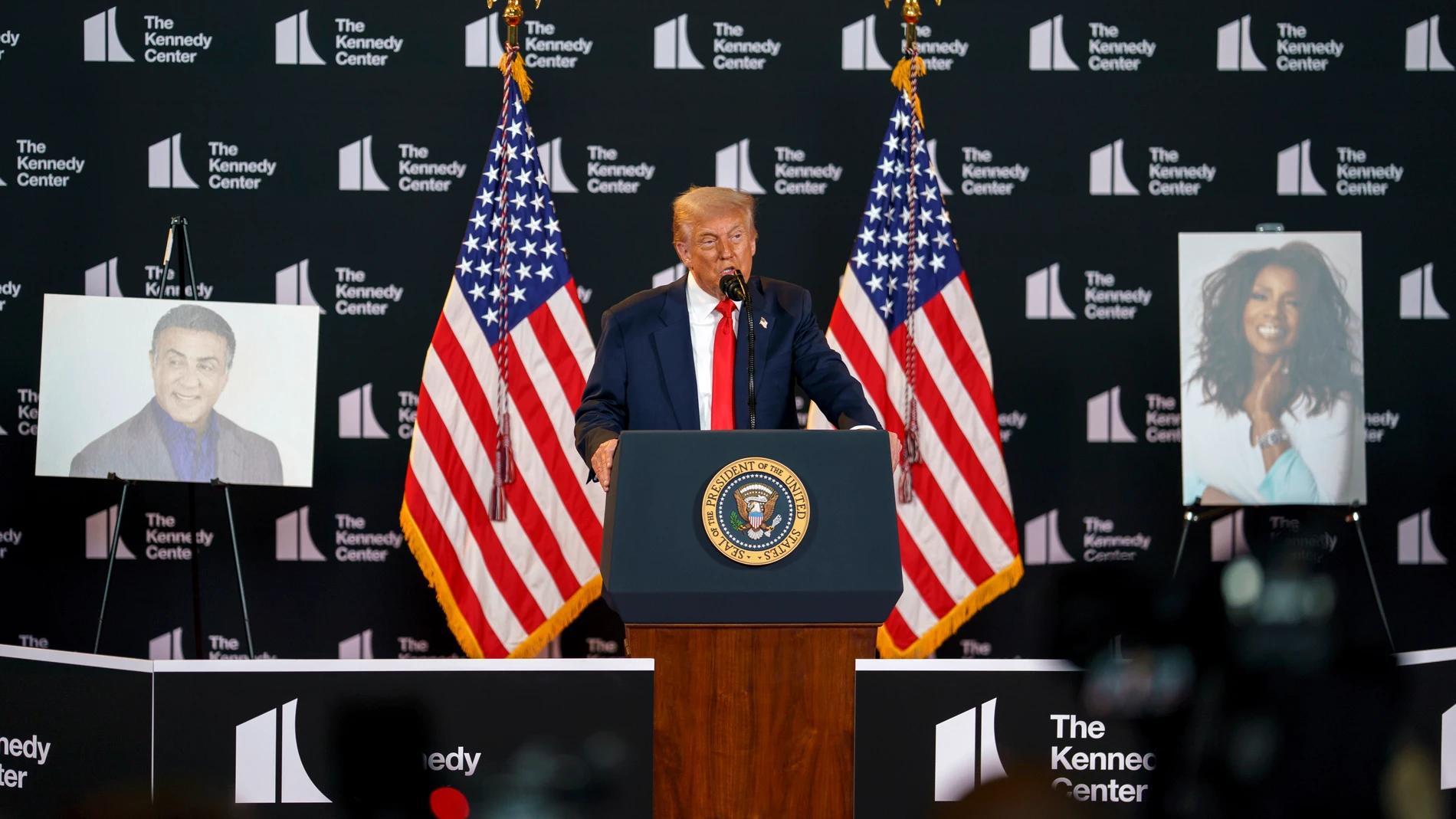 WASHINGTON (United States), 13/08/2025.- US President Donald Trump delivers a speech as he hosts an event at the John F. Kennedy Center for the Performing Arts, in Washington, DC, USA, 13 August 2025. President Trump unveiled the 48th annual Kennedy Center Honors recipients. EFE/EPA/WILL OLIVER / POOL