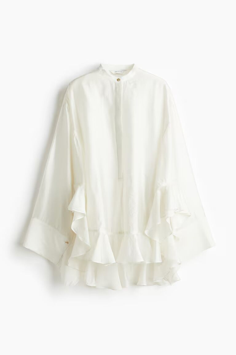 Blusa con volantes y cuello mao (44,99€)