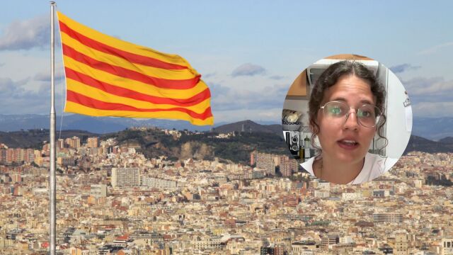 Una andaluza junto a la bandera de Cataluña