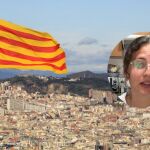 Una andaluza junto a la bandera de Cataluña