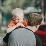 Niño triste con su padre