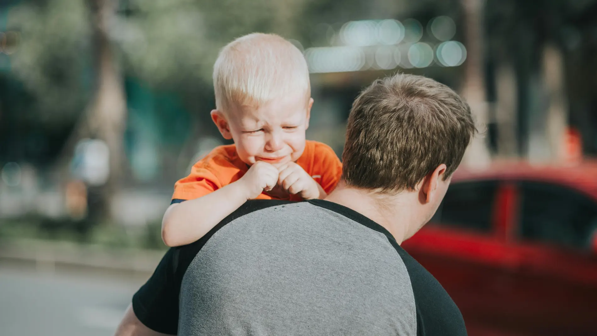Niño triste con su padre