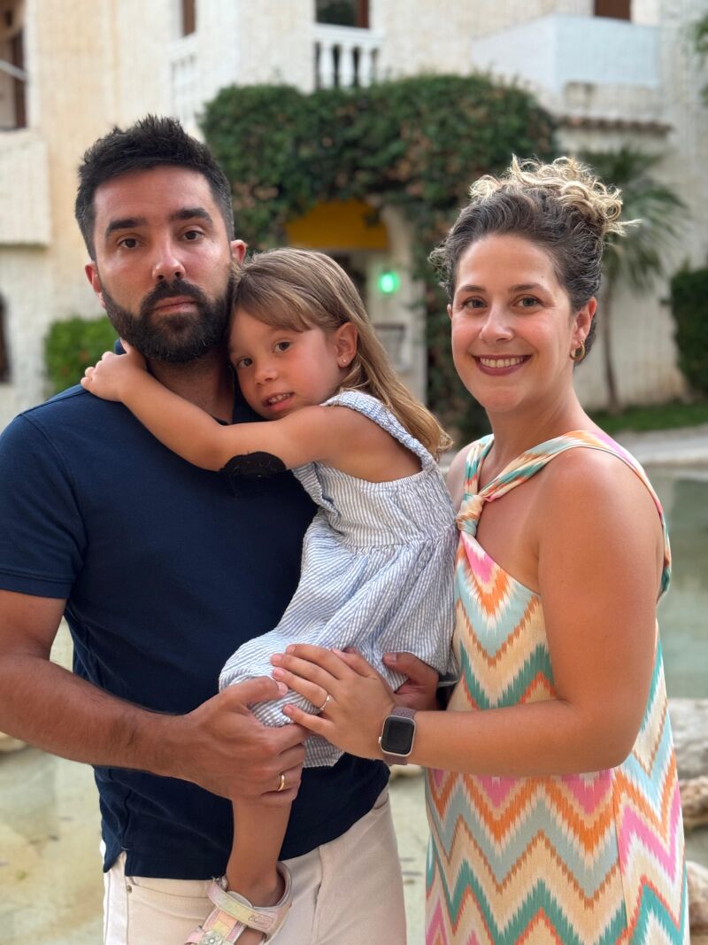 Natalia Buedo, junto a su marido y su hija con diabetes