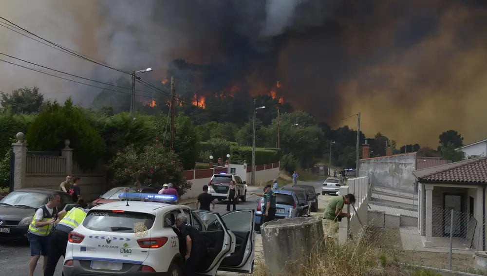Sucesos.- Los incendios de Ourense obligan a cortar la A-52 en A Mezquita y Verín y la N-525 en A Gudiña