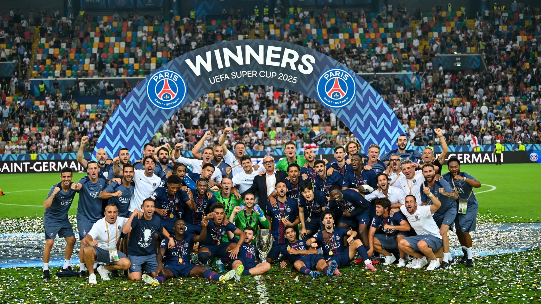 Udine (Italy), 13/08/2025.- Players of Paris Saint-Germain celebrate with the trophy after winning the 2025 UEFA Super Cup final soccer match between Paris Saint-Germain and Tottenham Hotspur in Udine, Italy, 13 August 2025. (Italia) EFE/EPA/Alessio Marini