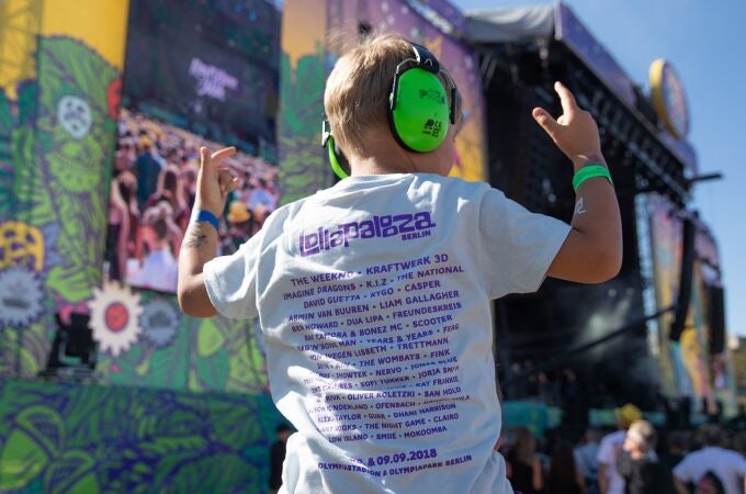A boys listens to music at the Lollapalooza Berlin 2018 at the Olympiastadion in Berlin, Germany, 09 September 2018. The music festival runs from 08 to 09 September. (Alemania) 