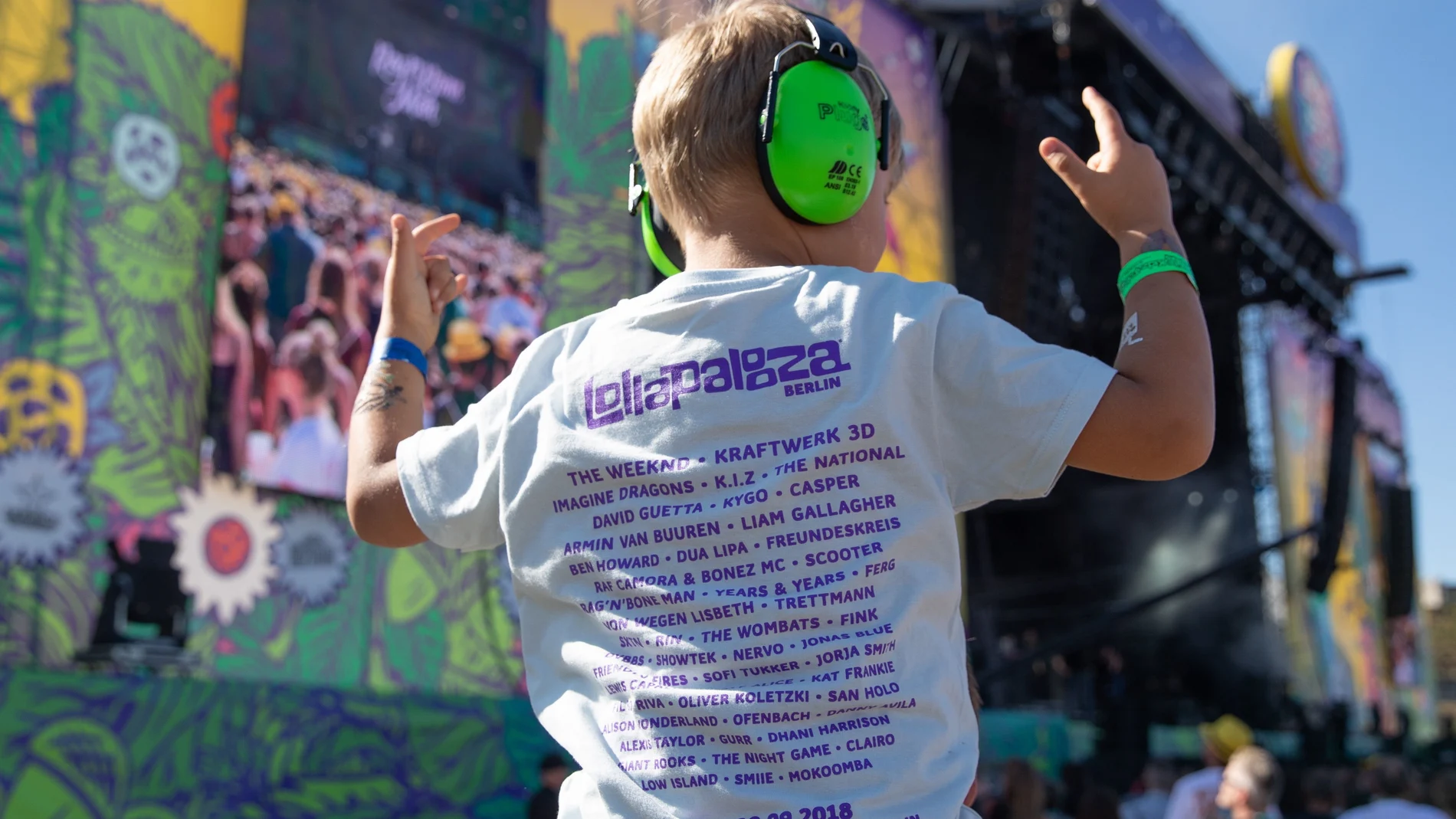 A boys listens to music at the Lollapalooza Berlin 2018 at the Olympiastadion in Berlin, Germany, 09 September 2018. The music festival runs from 08 to 09 September. (Alemania)