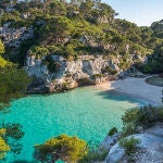 La cala más bien guardada de Menorca: aguas cristalinas entre acantilados