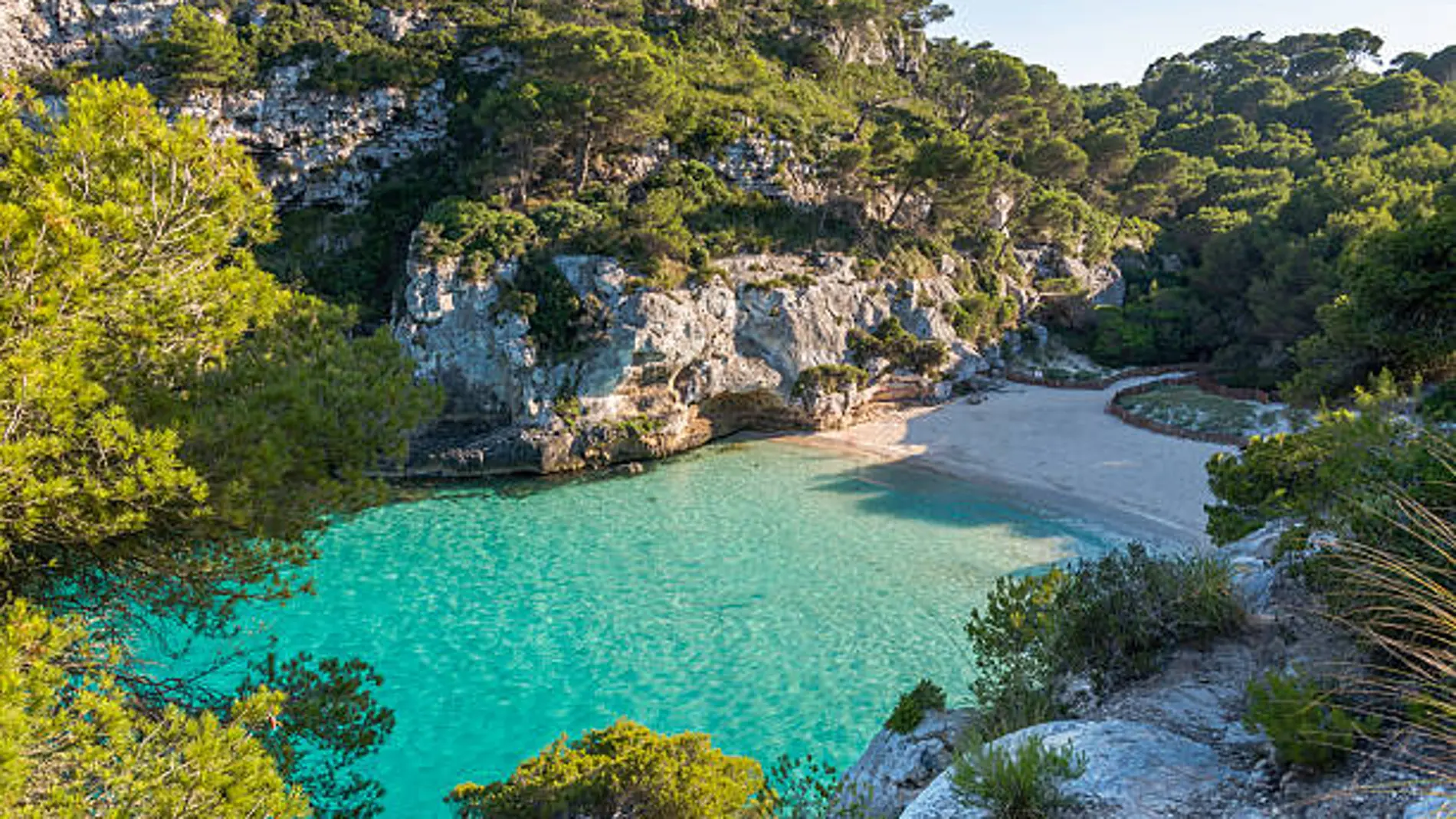 La cala más bien guardada de Menorca: aguas cristalinas entre acantilados