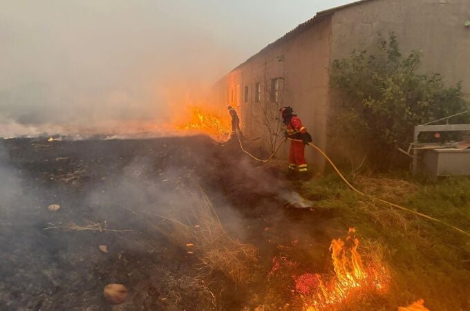 Suc.-AM.- Nuevos desalojos en León con más de 1.300 personas evacuadas por el avance del incendio forestal de Molezuelas