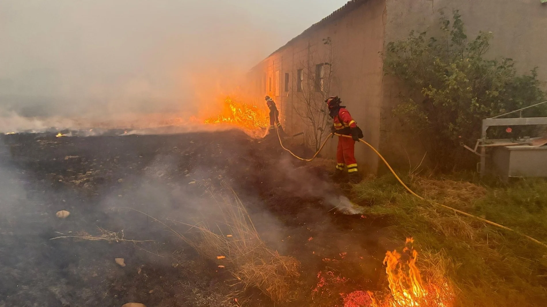 Suc.-AM.- Nuevos desalojos en León con más de 1.300 personas evacuadas por el avance del incendio forestal de Molezuelas