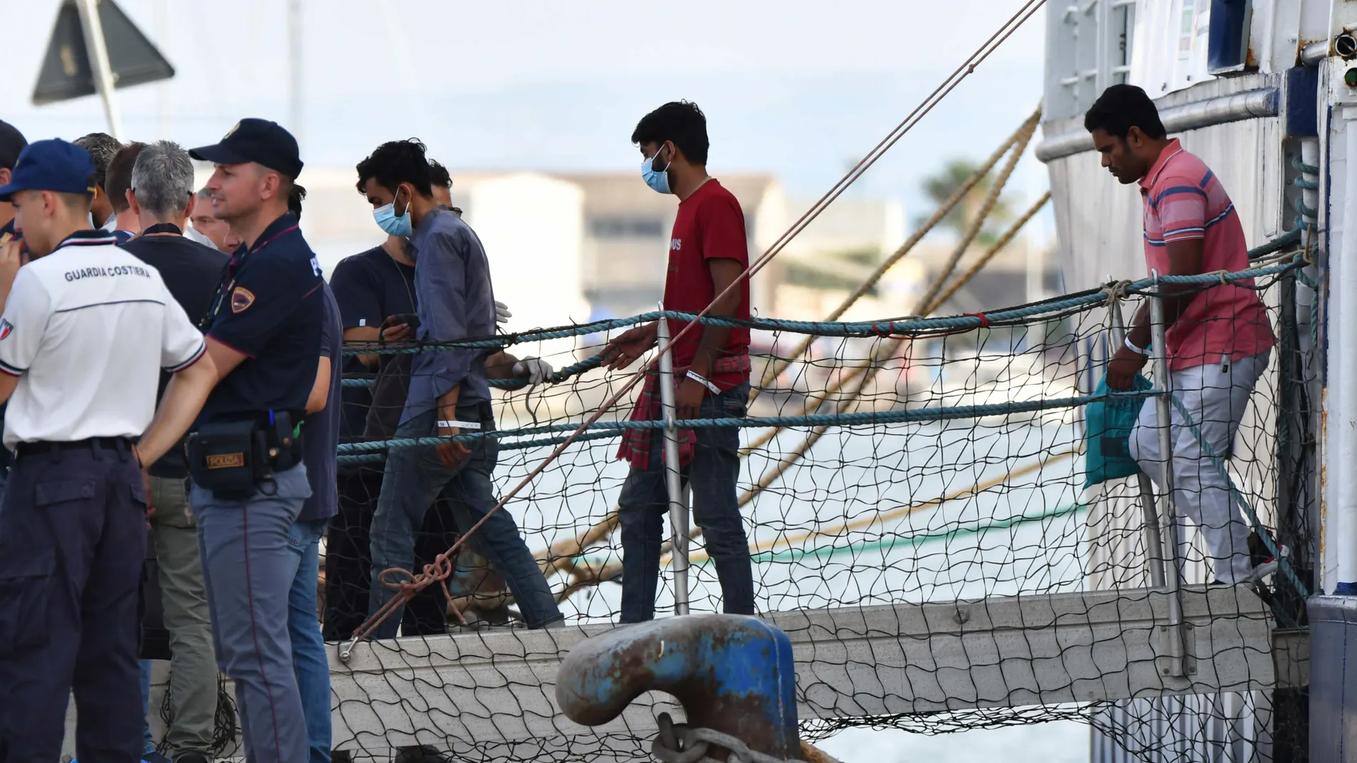 (Foto de ARCHIVO) June 30, 2024, Catania: Migranti sbarcano dall''imbarcazione della ong ''Humanity1'' con a bordo 186 i migranti soccorsi al largo di Lampedusa, entra nel porto di Catania, 30 giugno 2024. / .Migrants desembark from the vessel of the NGO ''Humanity1'' carryng 186 migrants rescued off the coast of Lampedusa on board, enters the port of Catania, Sicily Island, Italy, 30 June 2024. .ANSA/ ORIETTA SCARDINO Europa Press/Contacto/Orietta Scardino 30/06/2024 ONLY FOR USE IN SPAIN