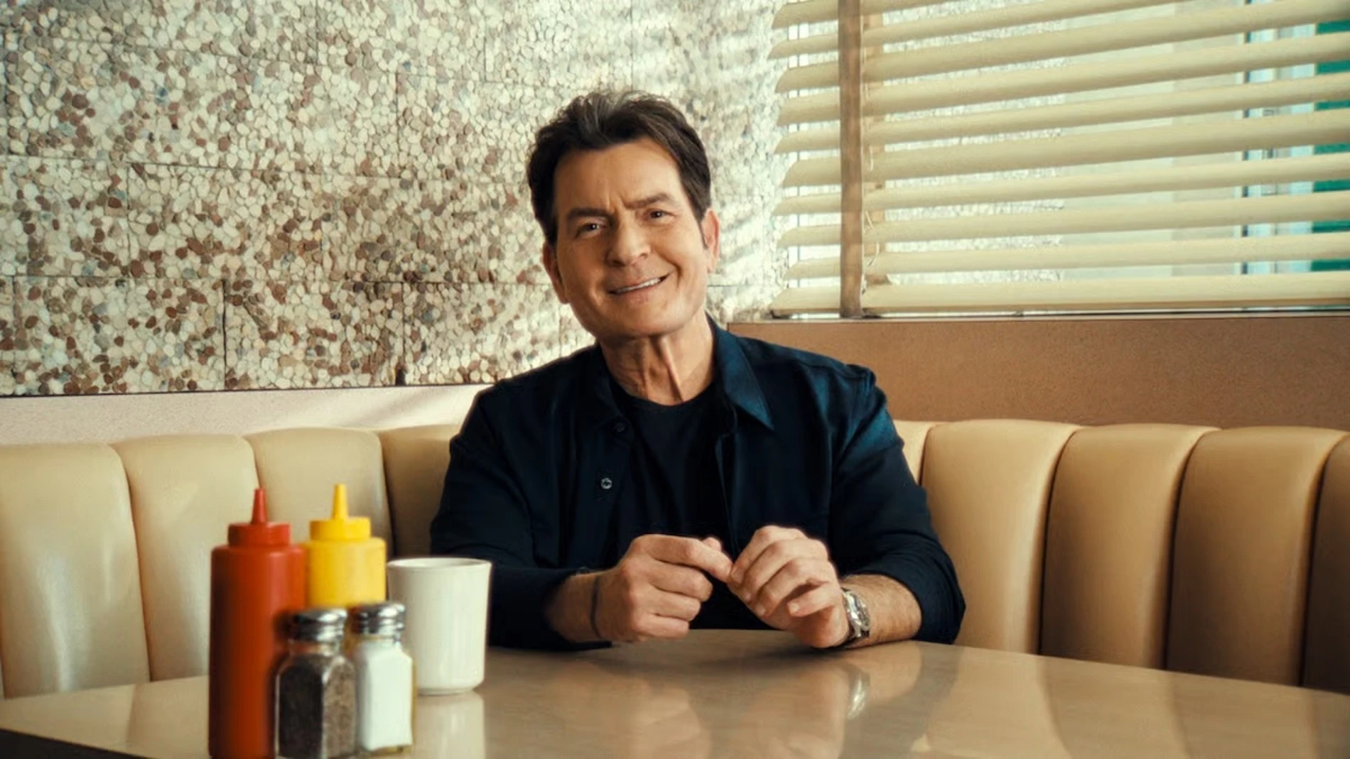 Tras más de una década de su colapso mediático de 2011, el intérprete se abre como nunca en 'aka Charlie Sheen'