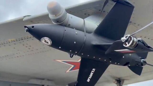 Rusia 'integra' un dron interceptor en un caza MiG-29 atándolo al ala con bridas de plástico.