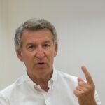 Feijóo acusa al Gobierno de llegar tarde ante los incendios y pide denunciar "cualquier movimiento sospechoso" en montes