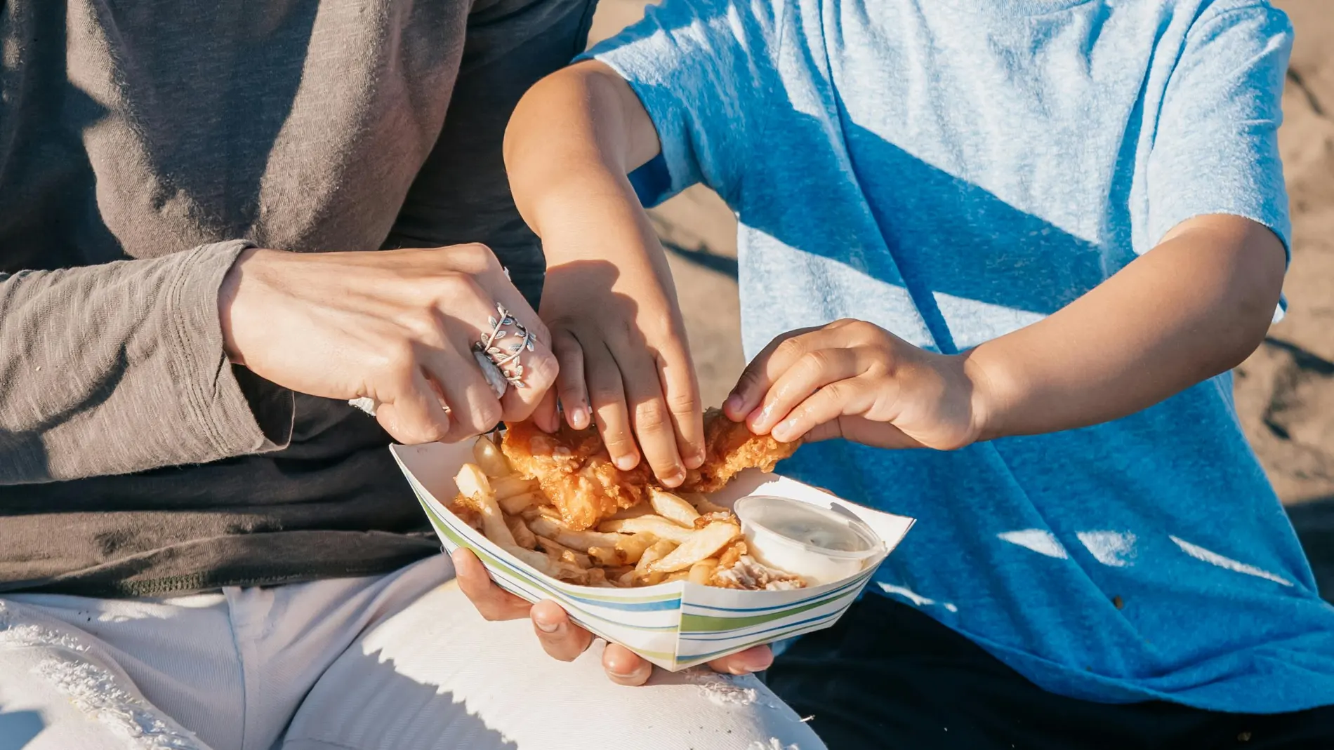 Niño comiendo pescaso