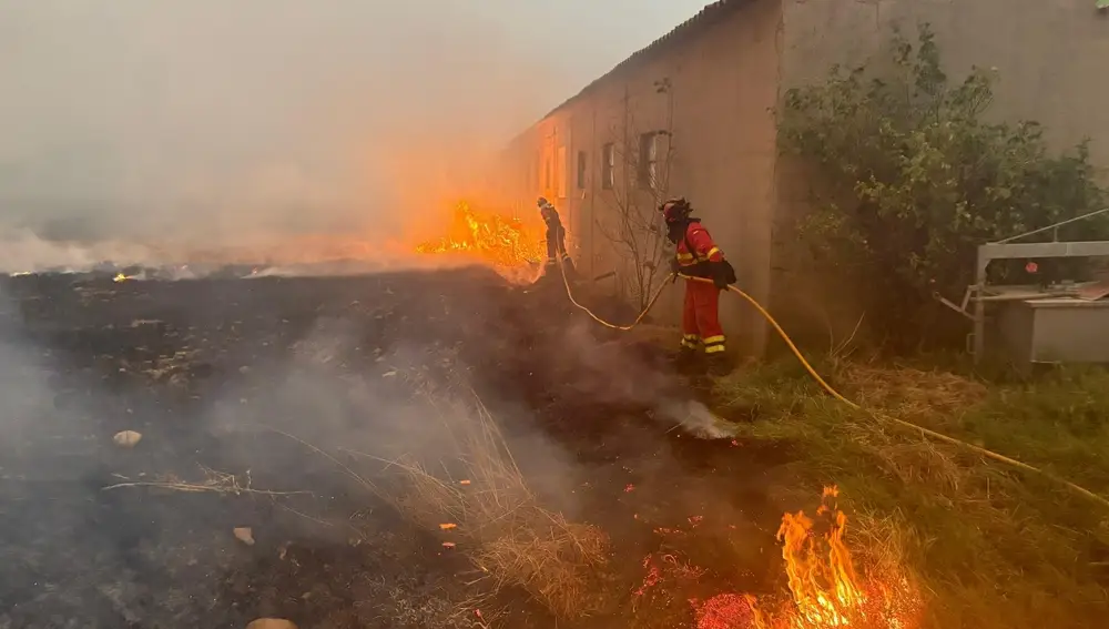 Sucesos.- Nuevos desalojos en León por el avance del incendio forestal de Molezuelas-Castrocalbón