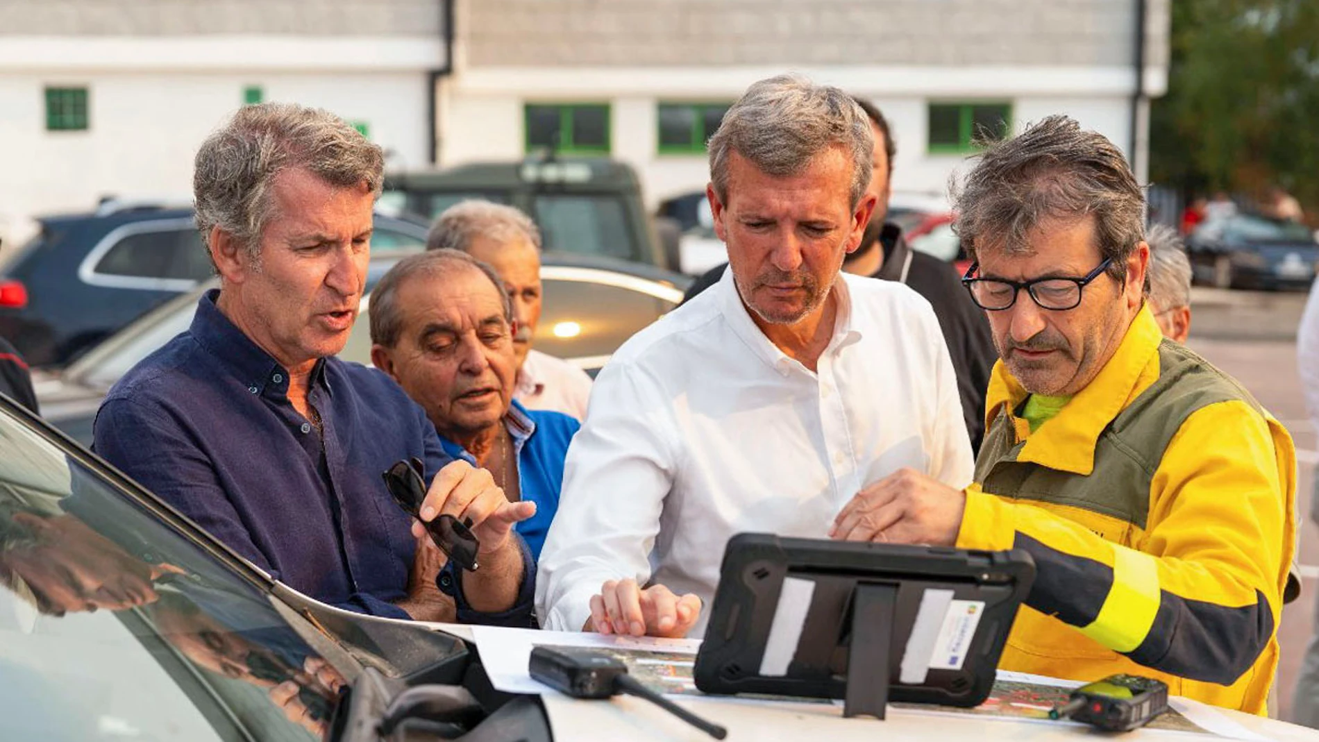 CHANDREXA DE QUEIXA (OURENSE), 13/08/2025.- El presidente del Partido Popular, Alberto Núñez Feijóo (i), visita esta tarde el puesto de control de mando avanzado de extinción de incendios de Chandrexa de Queixa (Ourense) junto al presidente de la Xunta de Galicia, Alfonso Rueda (2d). EFE/Tarek/PP SOLO USO EDITORIAL/SOLO DISPONIBLE PARA ILUSTRAR LA NOTICIA QUE ACOMPAÑA (CRÉDITO OBLIGATORIO)