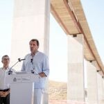 Óscar Puente y Félix Bolaños, durante la visita a las obras del Viaducto de los Feos