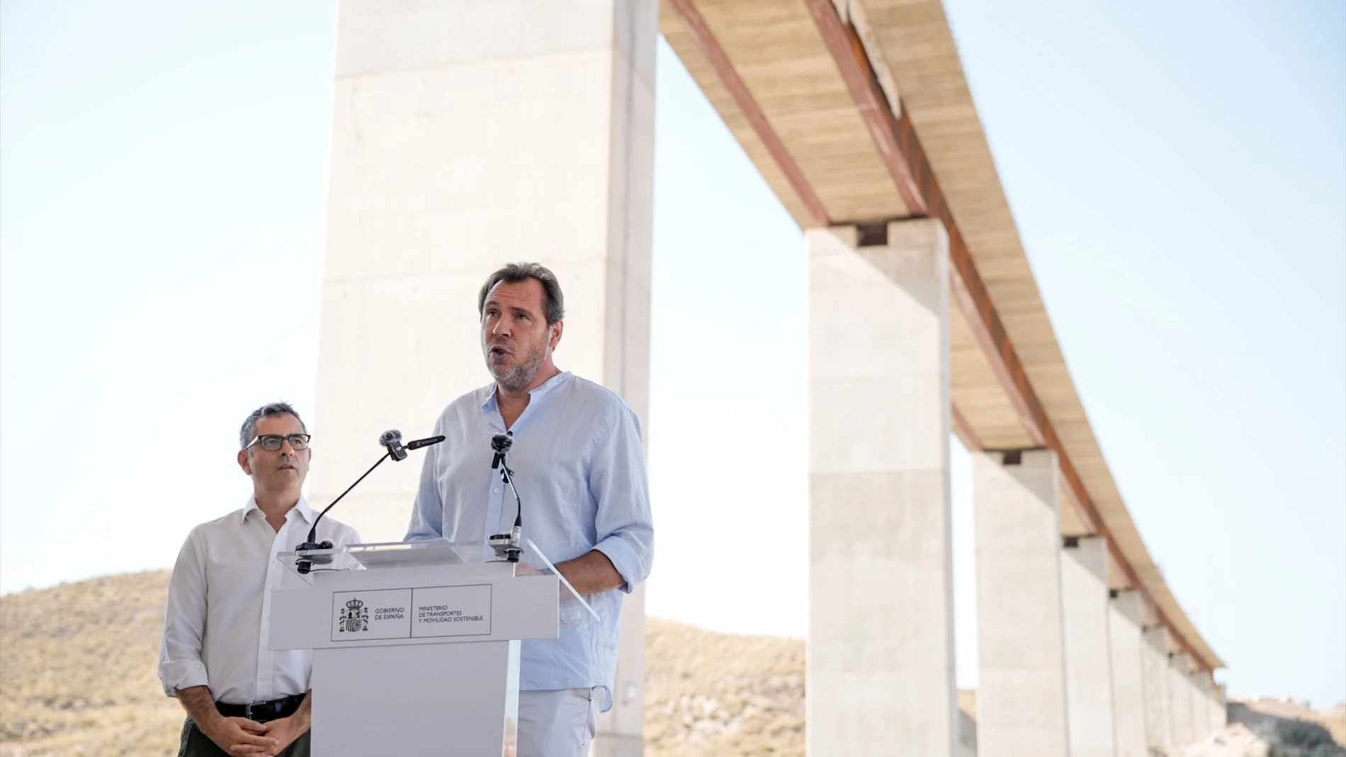 Óscar Puente y Félix Bolaños, durante la visita a las obras del Viaducto de los Feos