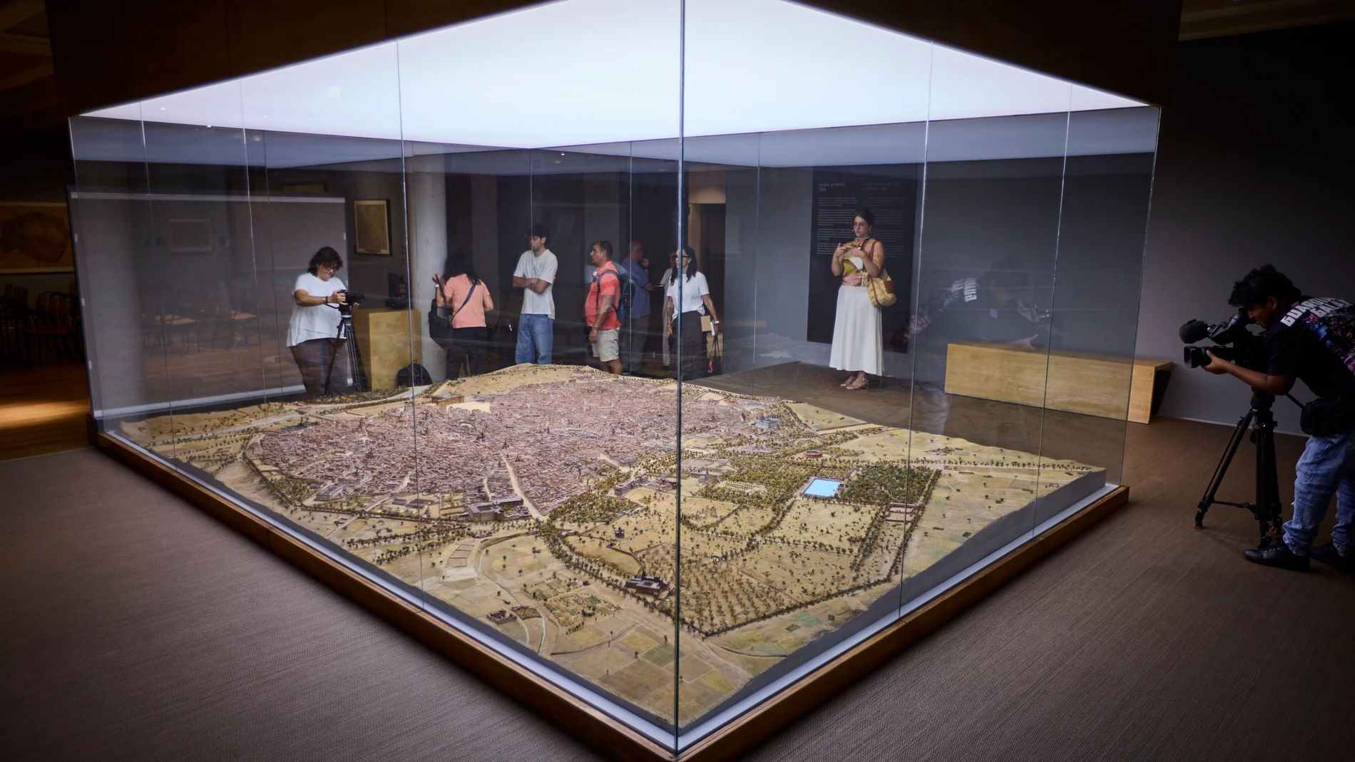 La delegada de Cultura, Turismo y Deporte, Marta Rivera de la Cruz, acompañada del concejal de Centro, Carlos Segura, ha visitado esta mañana el Museo de Historia de Madrid para comprobar el estado final de los trabajos de restauración de la maqueta de Gil de Palacio, un modelo cartográfico de grandes dimensiones que representa el Madrid del siglo XIX. La pieza, considerada uno de los documentos cartográficos más precisos de la época, volverá a exhibirse al público este viernes © Alberto R. R...