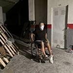 Raúl Martínez, en el garaje de su edificio donde viven okupas