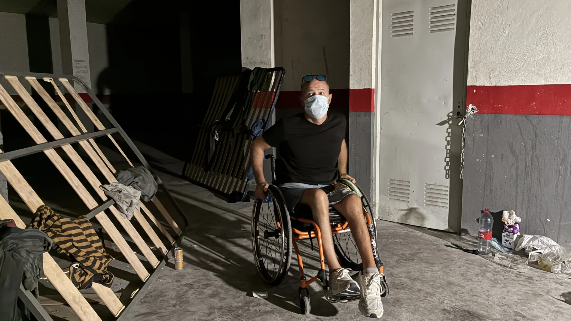 Raúl Martínez, en el garaje de su edificio donde viven okupas
