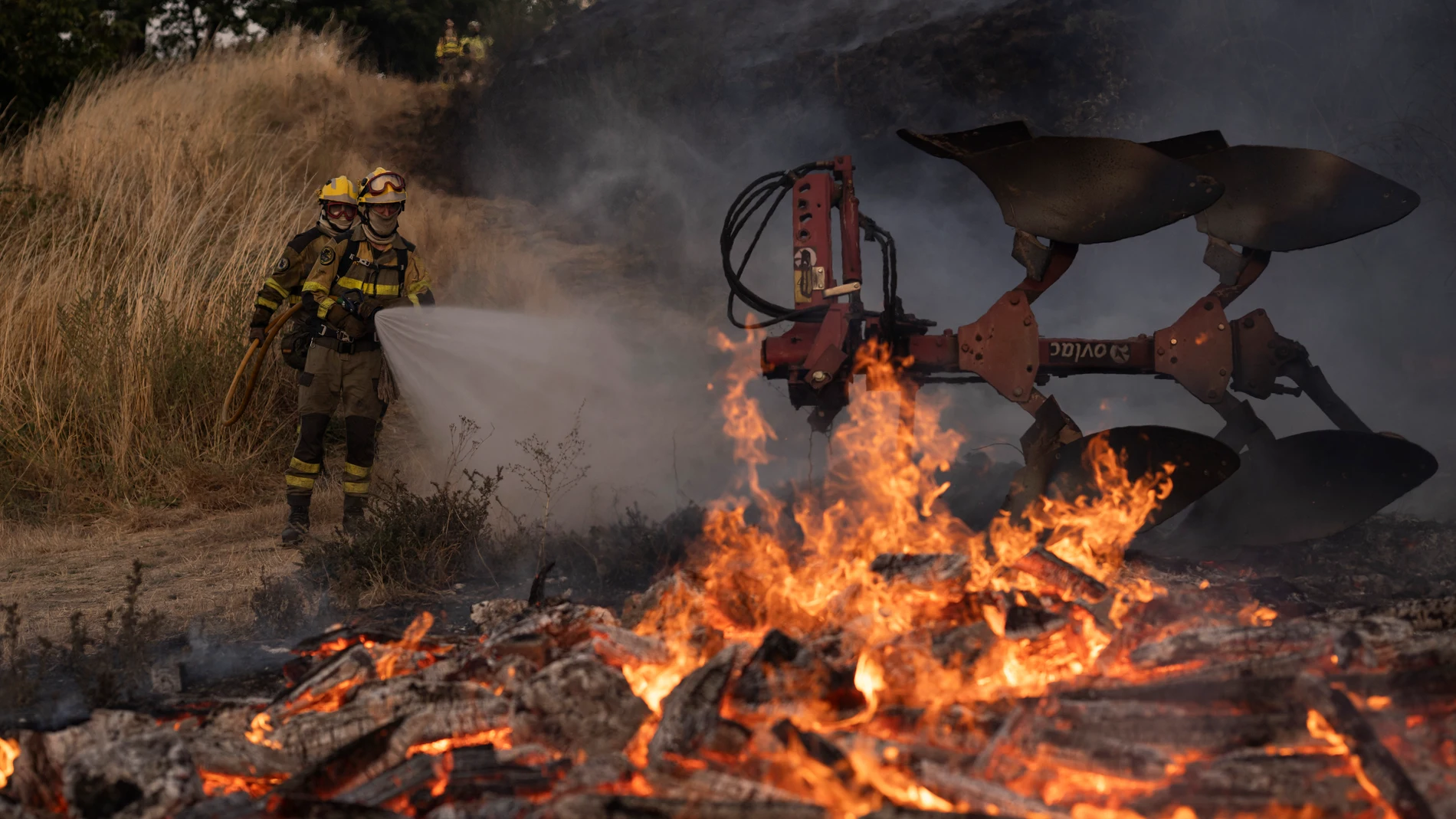 MONTERREI (OURENSE), 13/08/2025.- Los bomberos durante las labores de extinción del incendio que afecta este miércoles al municipio de Monterrei (Ourense). EFE/Brais Lorenzo