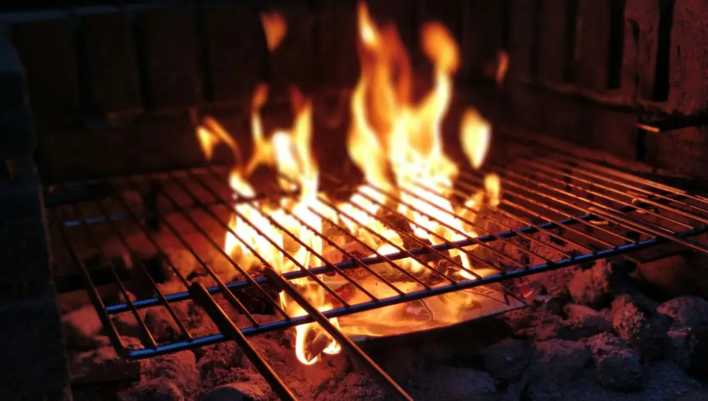 Por qué hay que tirar sal sobre las brasas del asado y para qué sirve