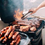 Por qué se debe poner sal sobre las brasas de la barbacoa: la recomendación de los expertos