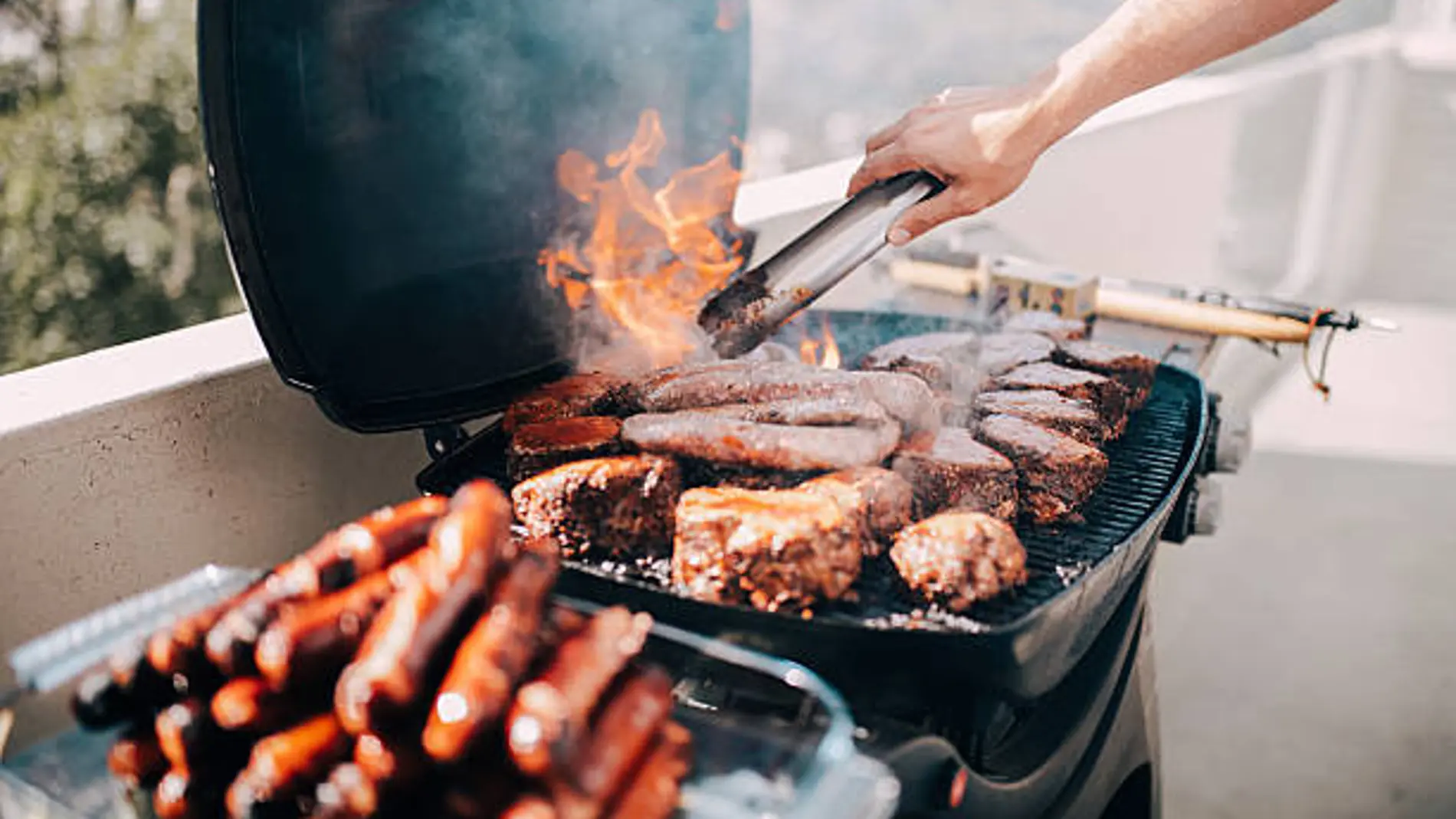 Por qué se debe poner sal sobre las brasas de la barbacoa: la recomendación de los expertos