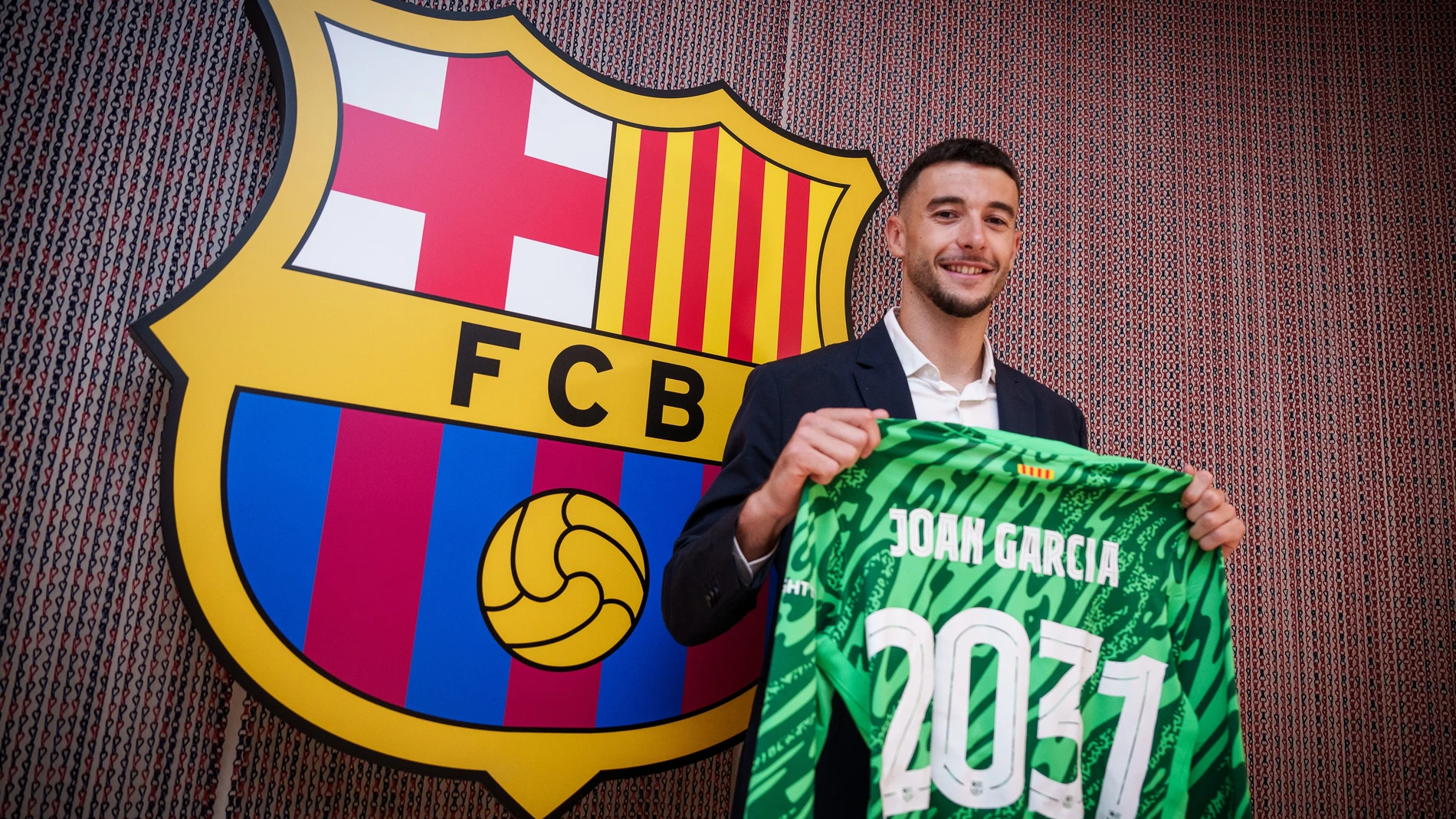 (Foto de ARCHIVO) El portero Joan Garcia tras firmar su contrato con el FC Barcelona hasta 2031, en las oficinas del club REMITIDA / HANDOUT por GERMAN PARGA/FCB Fotografía remitida a medios de comunicación exclusivamente para ilustrar la noticia a la que hace referencia la imagen, y citando la procedencia de la imagen en la firma 20/06/2025