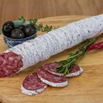 El fuet es uno de los productos típicos de Cataluña y estrella de la gastronomía española, presente en gran parte de las cocinas de España