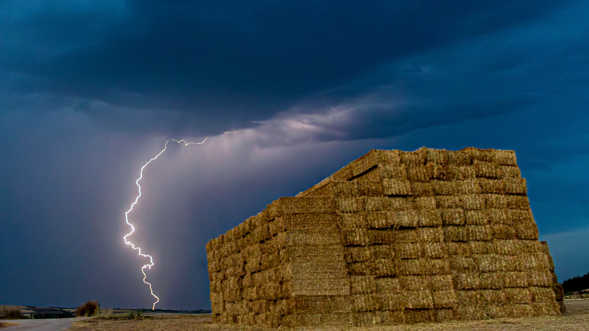 SAN MILLÁN DE LA COGOLLA (LOGROÑO), 13/08/2025.- Tormenta en las inmediaciones de San Millán de la Cogolla, Rioja. Las altas temperaturas que experimenta estos días La Rioja están provocando diversas tormentas de verano. EFE/ Javier Belver
