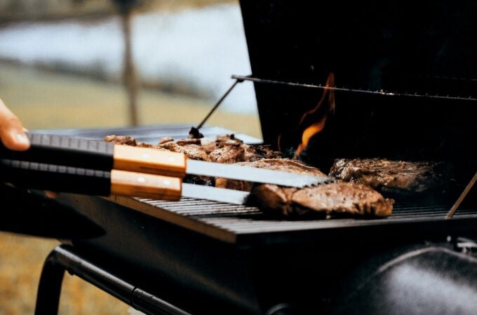 Por qué se debe poner sal sobre las brasas de la barbacoa: la recomendación de los expertos