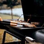Por qué se debe poner sal sobre las brasas de la barbacoa: la recomendación de los expertos