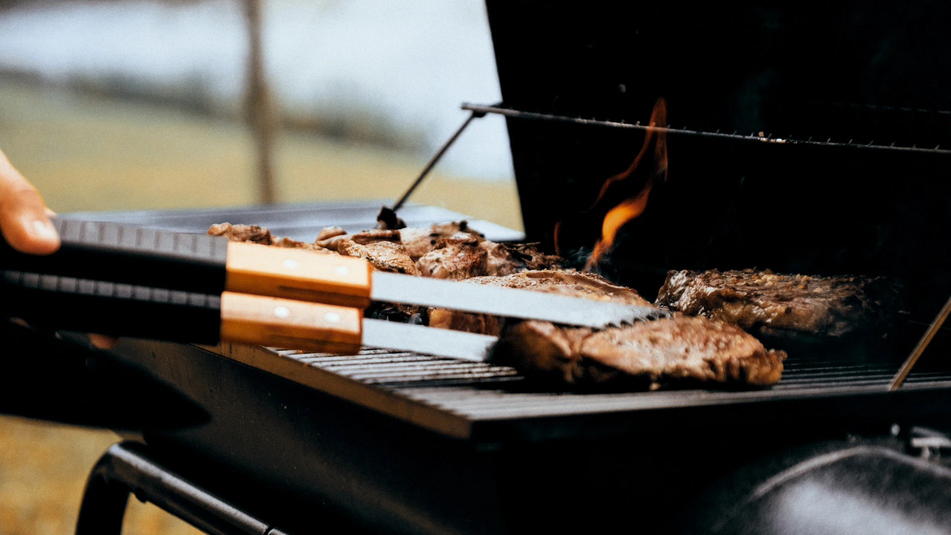 Por qué se debe poner sal sobre las brasas de la barbacoa: la recomendación de los expertos