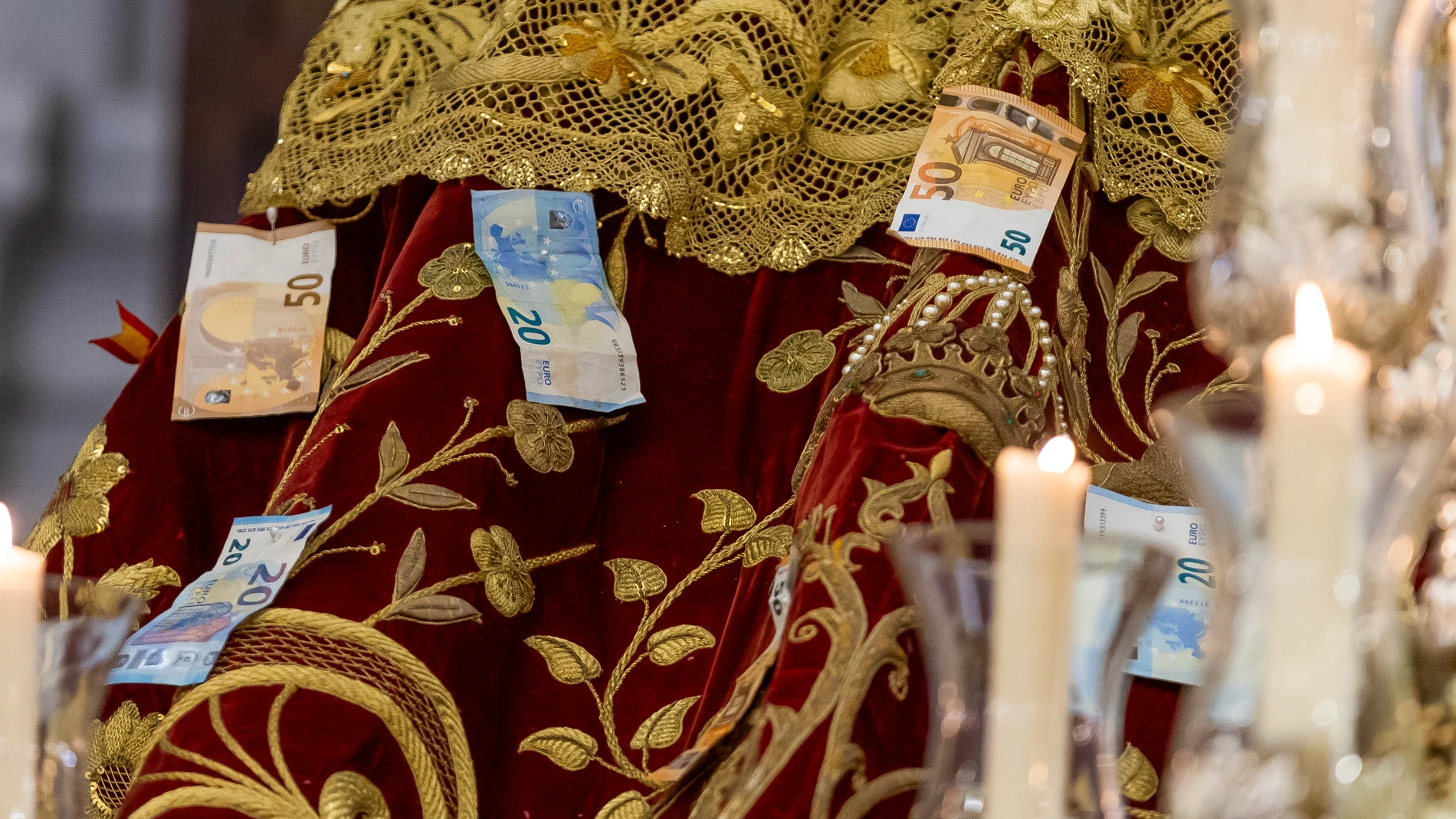 LEPE (HUELVA), 15/08/2025.- La Virgen de la Bella sale en procesión este viernes en Lepe (Huelva), donde la imagen realiza el recorrido con billetes de curso legal prendidos en su manto, una tradición que se mantiene en este municipio y que es la forma que tienen los devotos de la Virgen para ayudar a las obras sociales de su hermandad. EFE/Alberto Díaz
