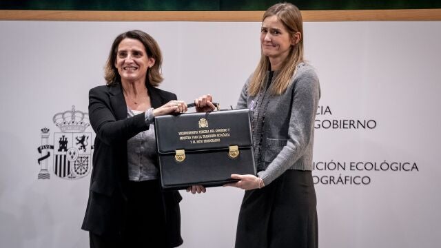 La vicepresidenta tercera y ministra para la Transición Ecológica y el Reto Demográfico, Teresa Ribera, entrega la cartera del ministerio a Sara Aagesen, hasta ahora secretaria de Estado de Energía, en la sede del Ministerio, a 25 de noviembre de 2024, en Madrid (España). Sara Aagesen recibe la cartera tras ser recibida en audiencia con S.M. el Rey Felipe VI. Teresa Ribera ocupará el cargo de vicepresidenta de la Comisión Europea.