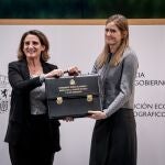 La vicepresidenta tercera y ministra para la Transición Ecológica y el Reto Demográfico, Teresa Ribera, entrega la cartera del ministerio a Sara Aagesen, hasta ahora secretaria de Estado de Energía, en la sede del Ministerio, a 25 de noviembre de 2024, en Madrid (España). Sara Aagesen recibe la cartera tras ser recibida en audiencia con S.M. el Rey Felipe VI. Teresa Ribera ocupará el cargo de vicepresidenta de la Comisión Europea.