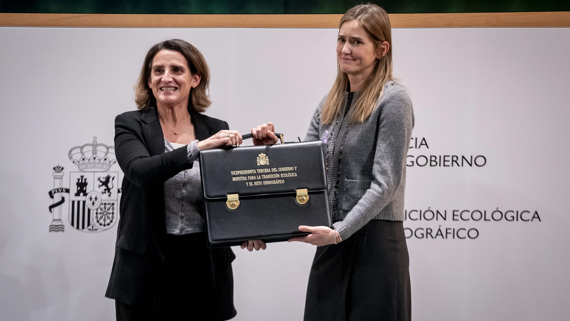 La vicepresidenta tercera y ministra para la Transición Ecológica y el Reto Demográfico, Teresa Ribera, entrega la cartera del ministerio a Sara Aagesen, hasta ahora secretaria de Estado de Energía, en la sede del Ministerio, a 25 de noviembre de 2024, en Madrid (España). Sara Aagesen recibe la cartera tras ser recibida en audiencia con S.M. el Rey Felipe VI. Teresa Ribera ocupará el cargo de vicepresidenta de la Comisión Europea.