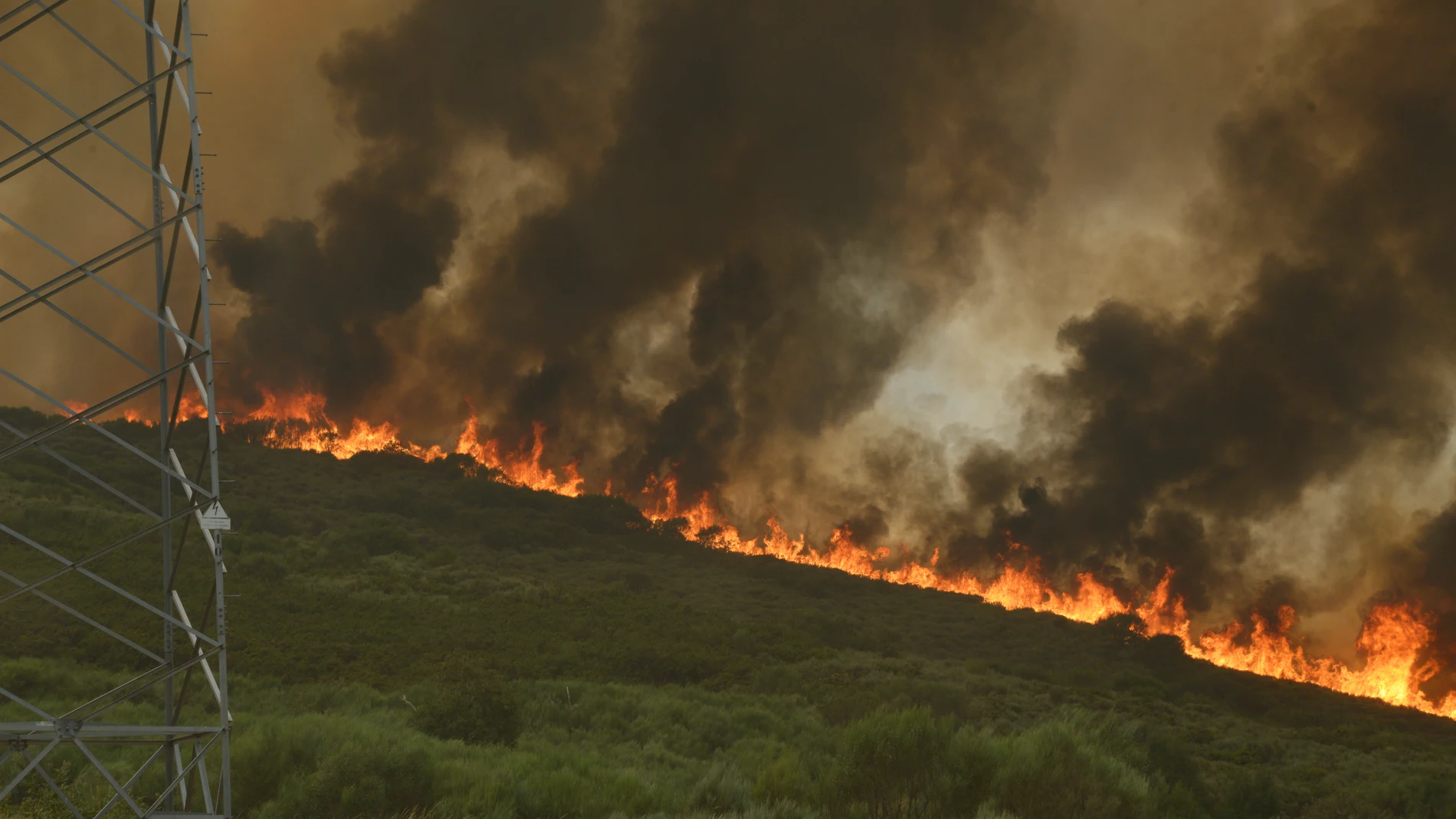 Incendio forestal se acerca a Vilela, a 15 de agosto de 2025, en Vilela, Cualedro, Monterrei, Ourense, Galicia (España). Galicia ha activado nuevamente el sistema ES-Alert de notificaciones en teléfonos móviles para aconsejar a los habitantes de más de 30 municipios en la provincia de Ourense que permanezcan en sus casas. La Xunta anticipa una jornada con una situación meteorológica complicada, debido a la previsión de vientos provocados por la piroconvección, capaces de generar ráfagas inten...