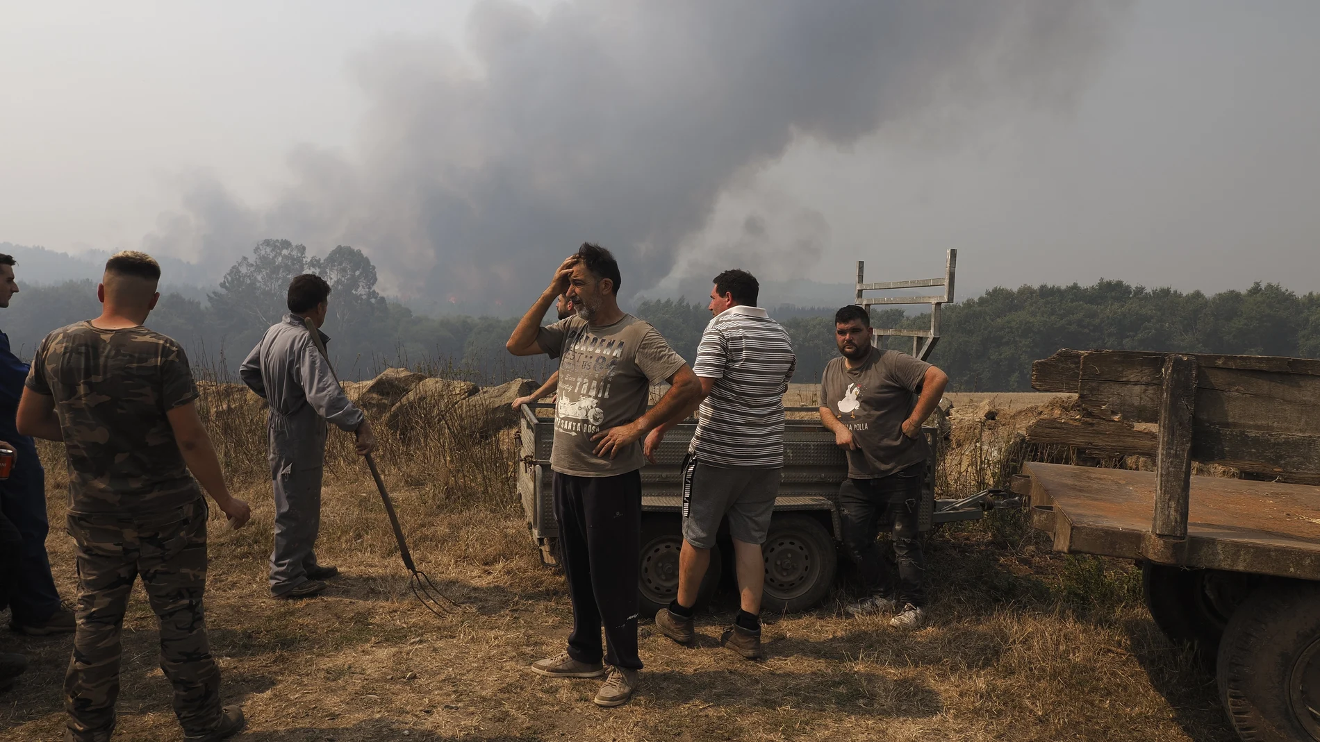 Declarado el nivel 2 por un incendio en Toques (A Coruña), con 200 hectáreas arrasadas. Los incendios que combaten en estos momentos los servicios de extinción en Galicia han calcinado unas 32.000 hectáreas y mantienen a más de 320 personas confinadas en la comunidad autónoma.