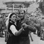 Baile de una pareja, al margen del conflicto bélico, que se vivieron durante la Guerra Civil