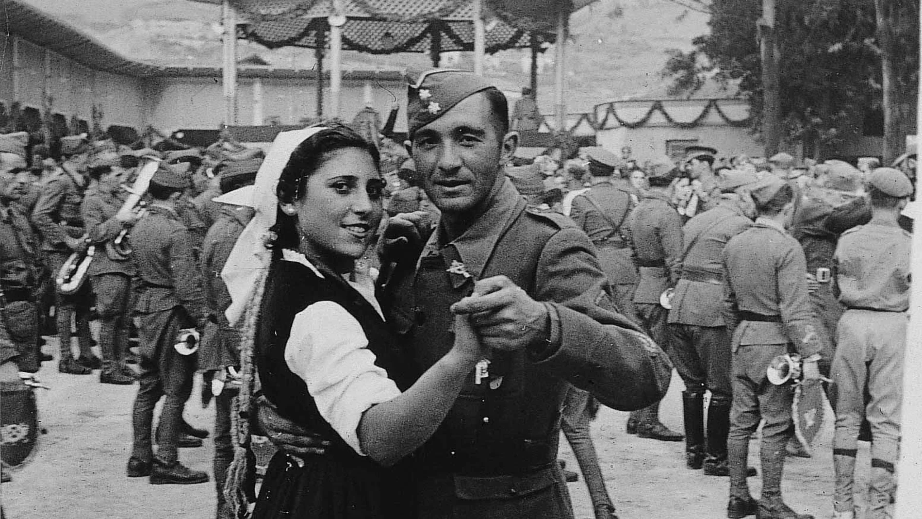 Baile de una pareja, al margen del conflicto bélico, que se vivieron durante la Guerra Civil